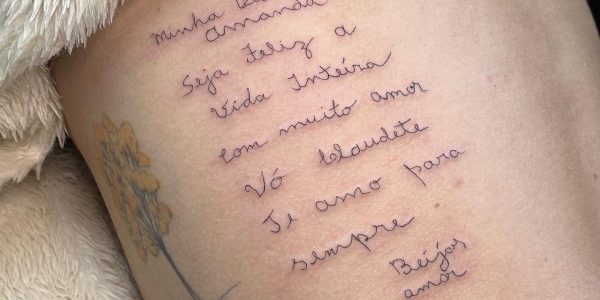 Tatuagem Homenagem Escrita Fineline na Costela
