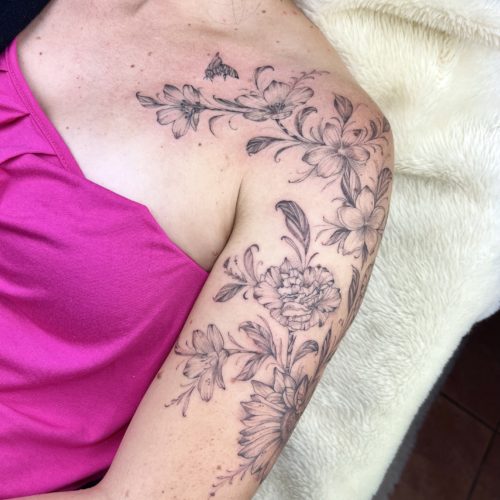 Tatuagem Floral com folhas Braço e Ombro