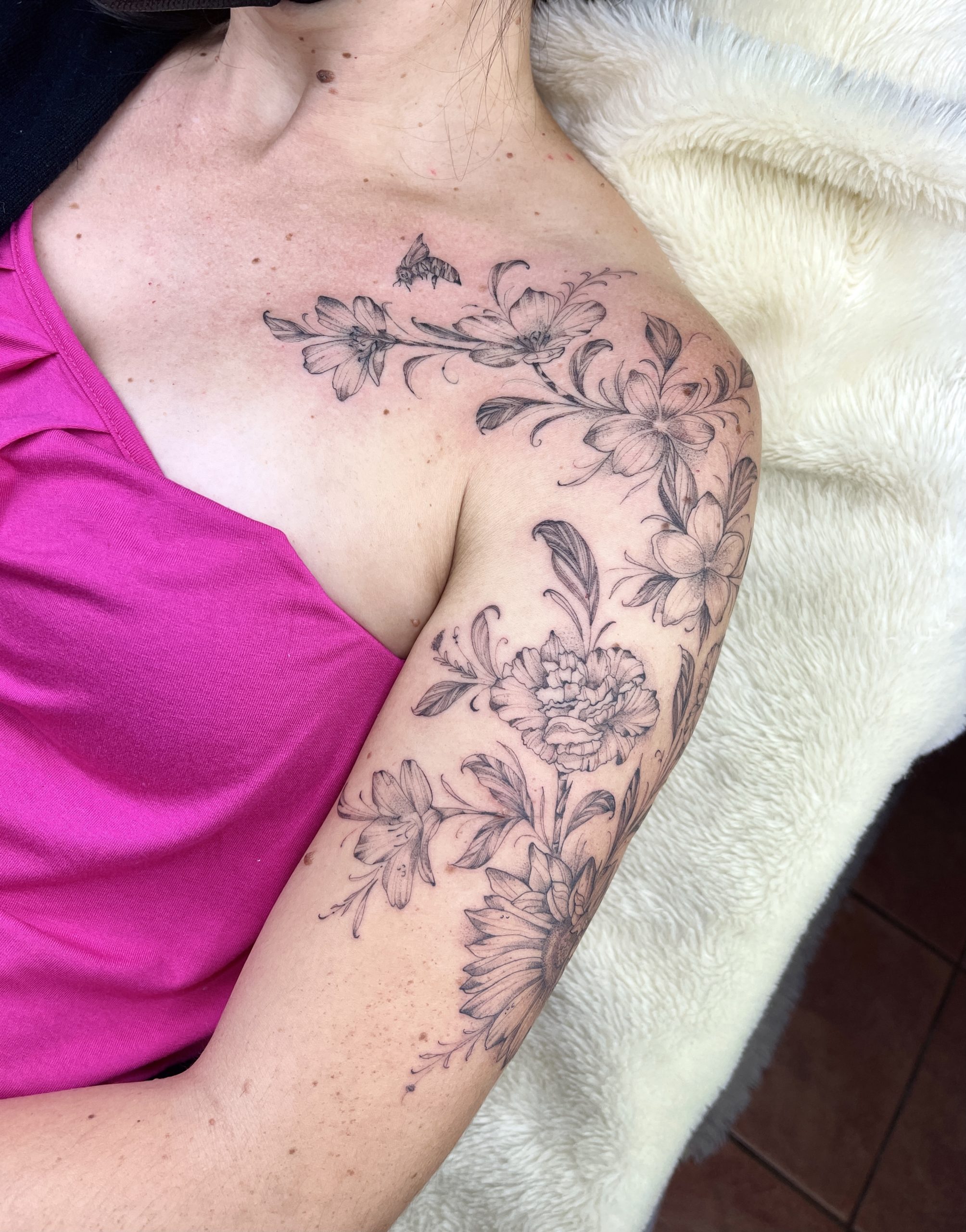 Tatuagem Floral com folhas Braço e Ombro