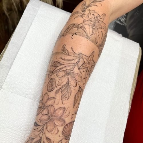 Tatuagem floral antebraço