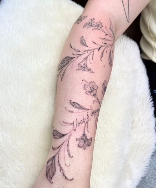 Tatuagem de folhas braço