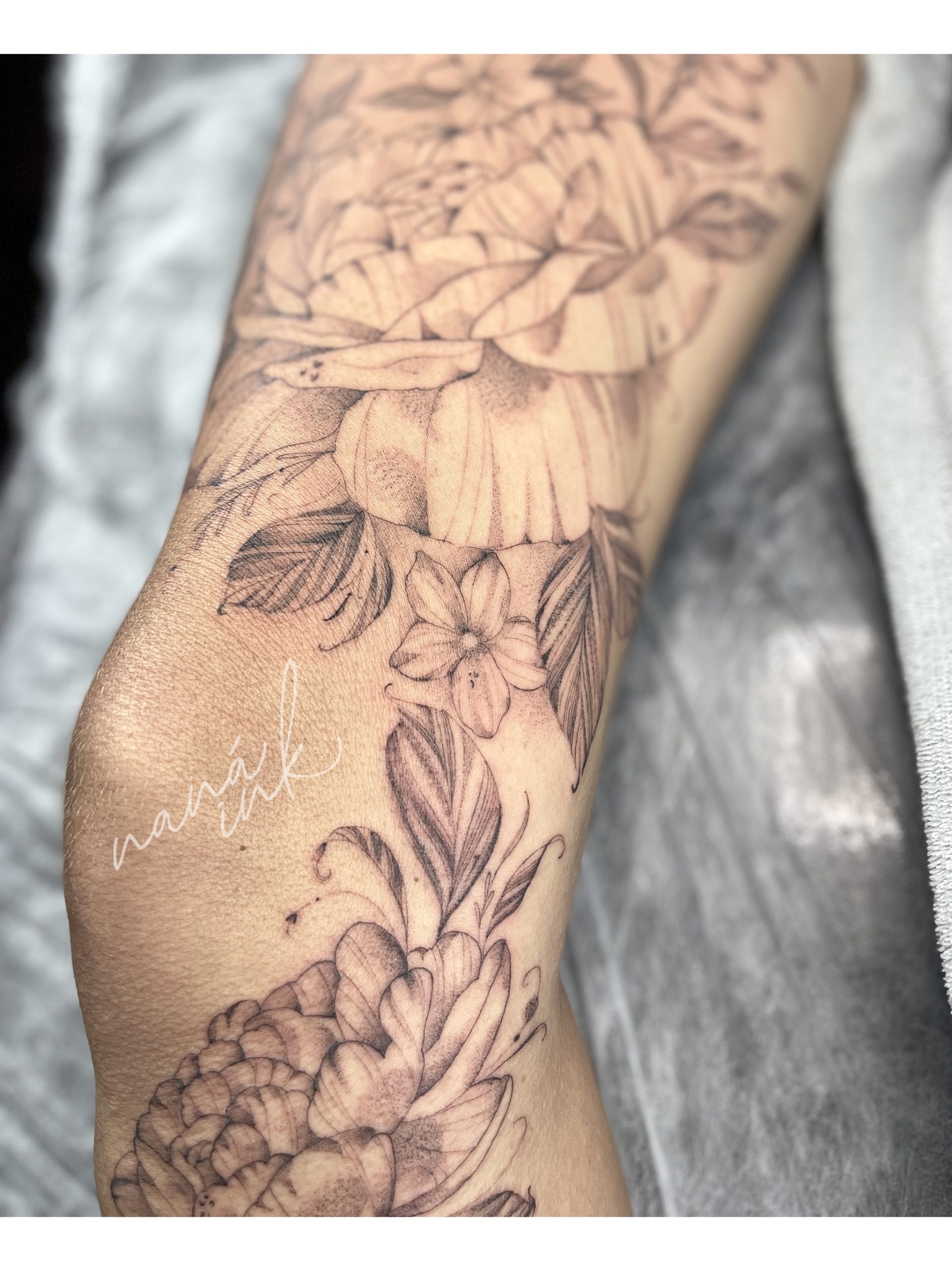 Tatuagem Floral na Perna com Mandala