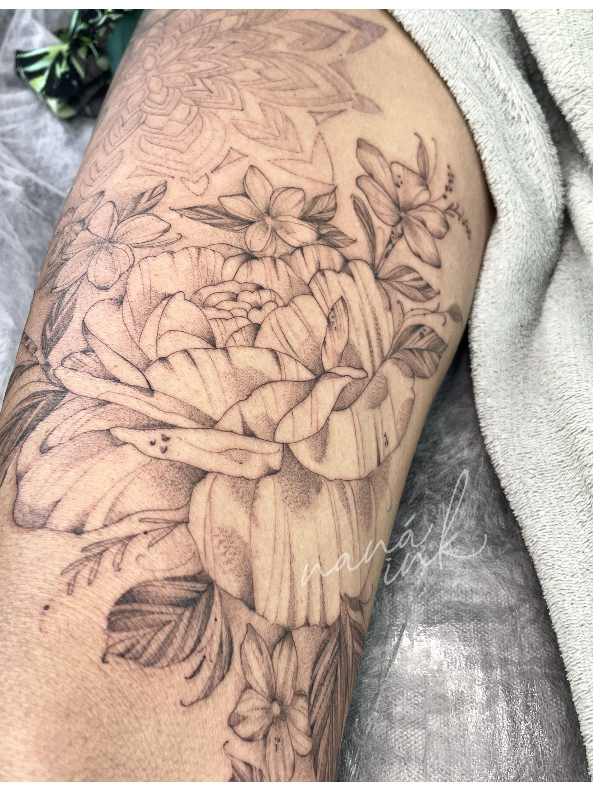 Tatuagem Floral na Perna com Mandala