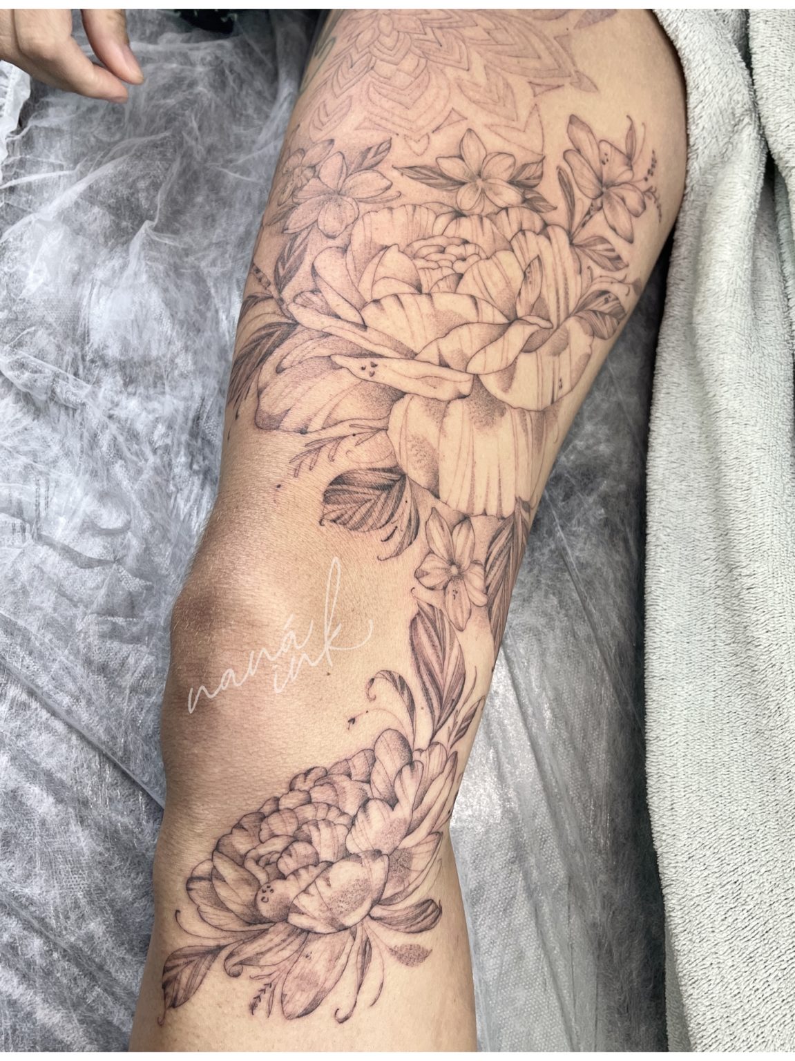 Tatuagem Floral na Perna com Mandala