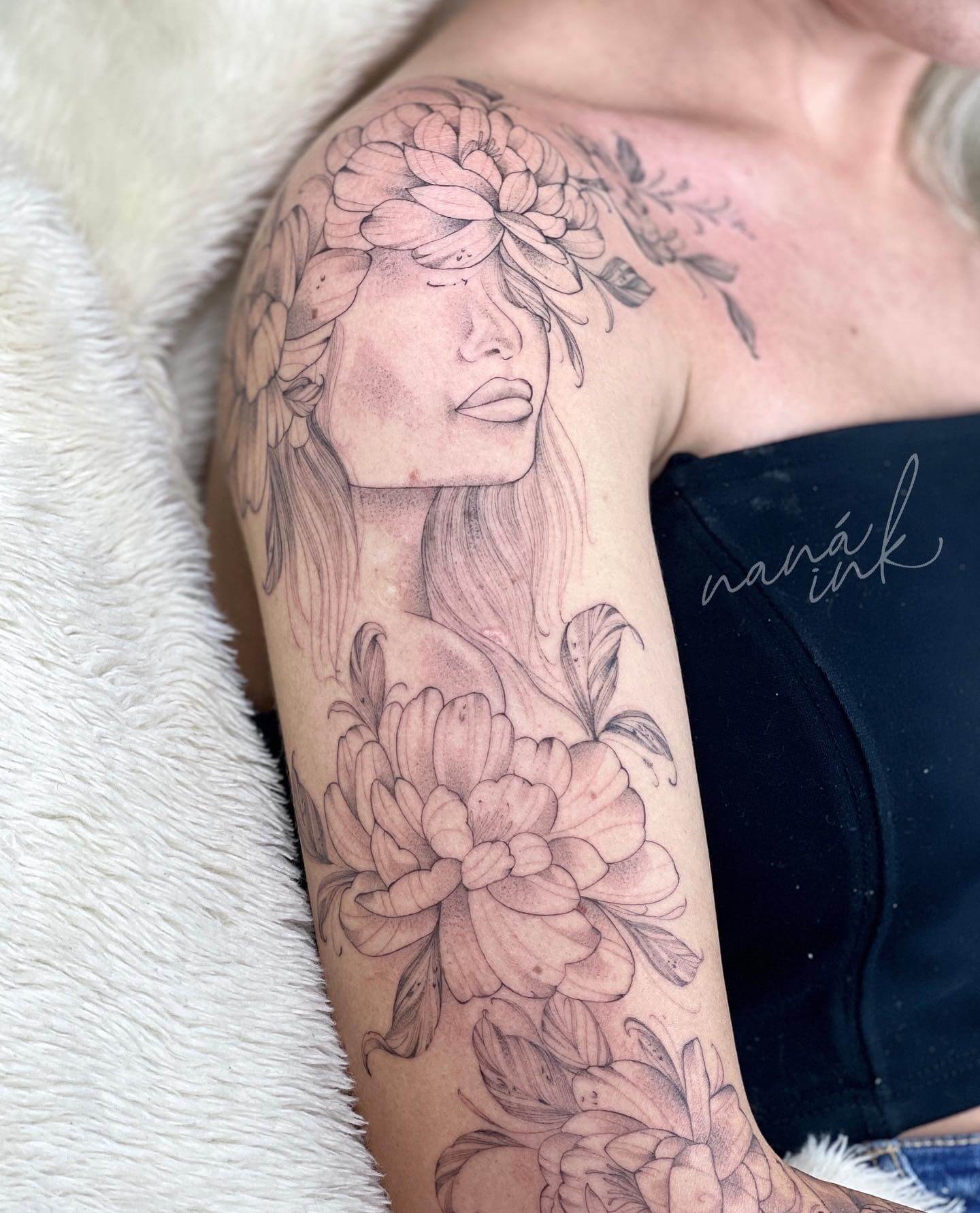 Tatuagem Floral Feminino no Braço