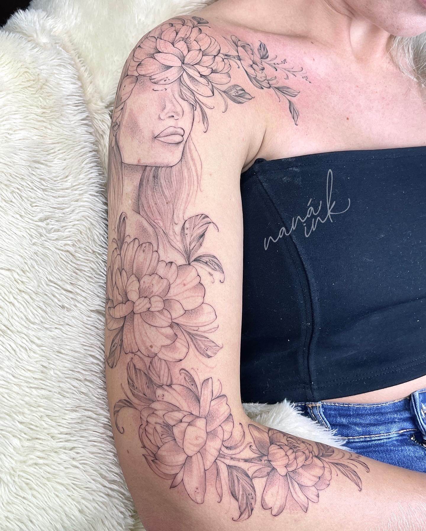 Tatuagem Floral Feminino no Braço