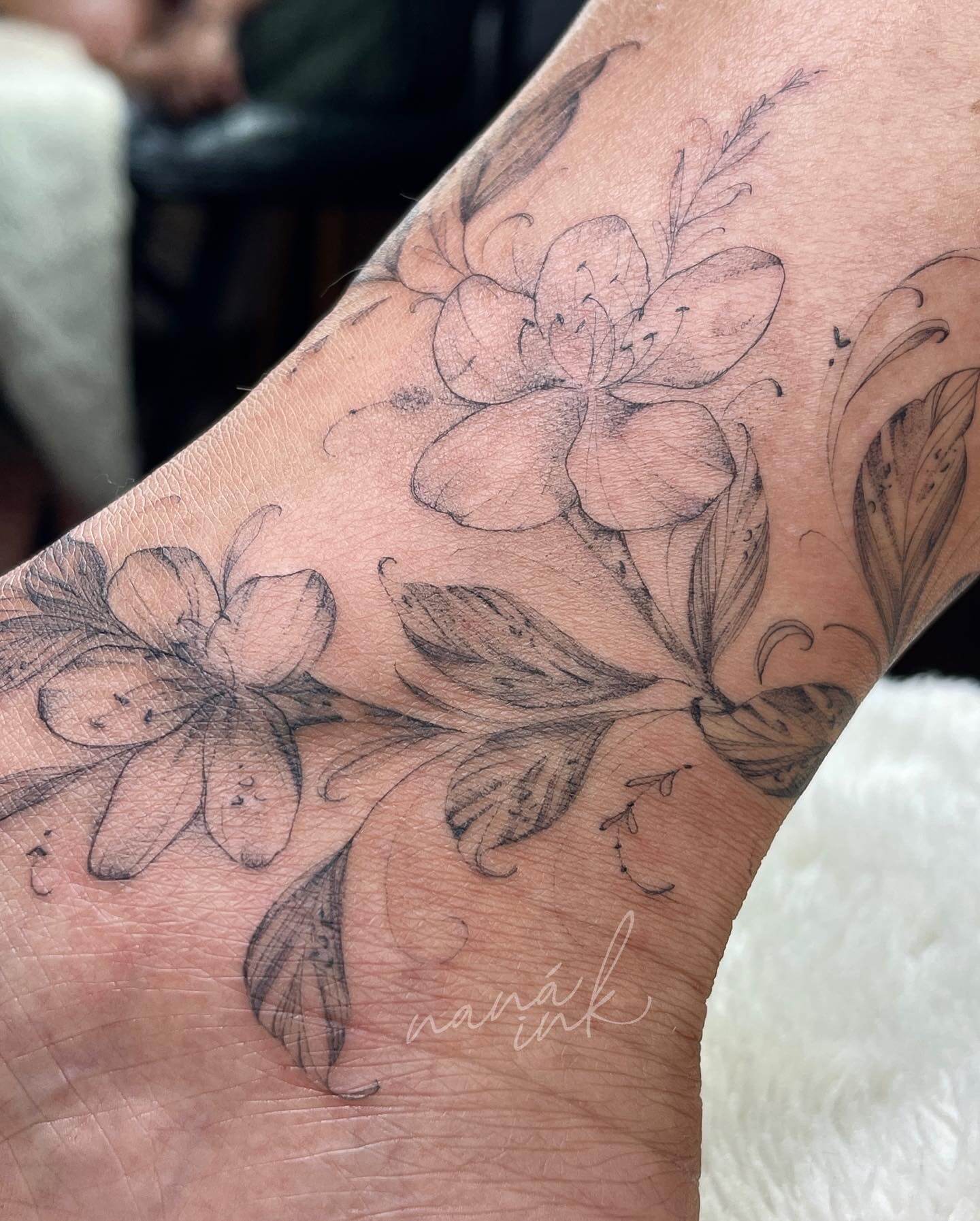 Tatuagem Floral e Mar no pé