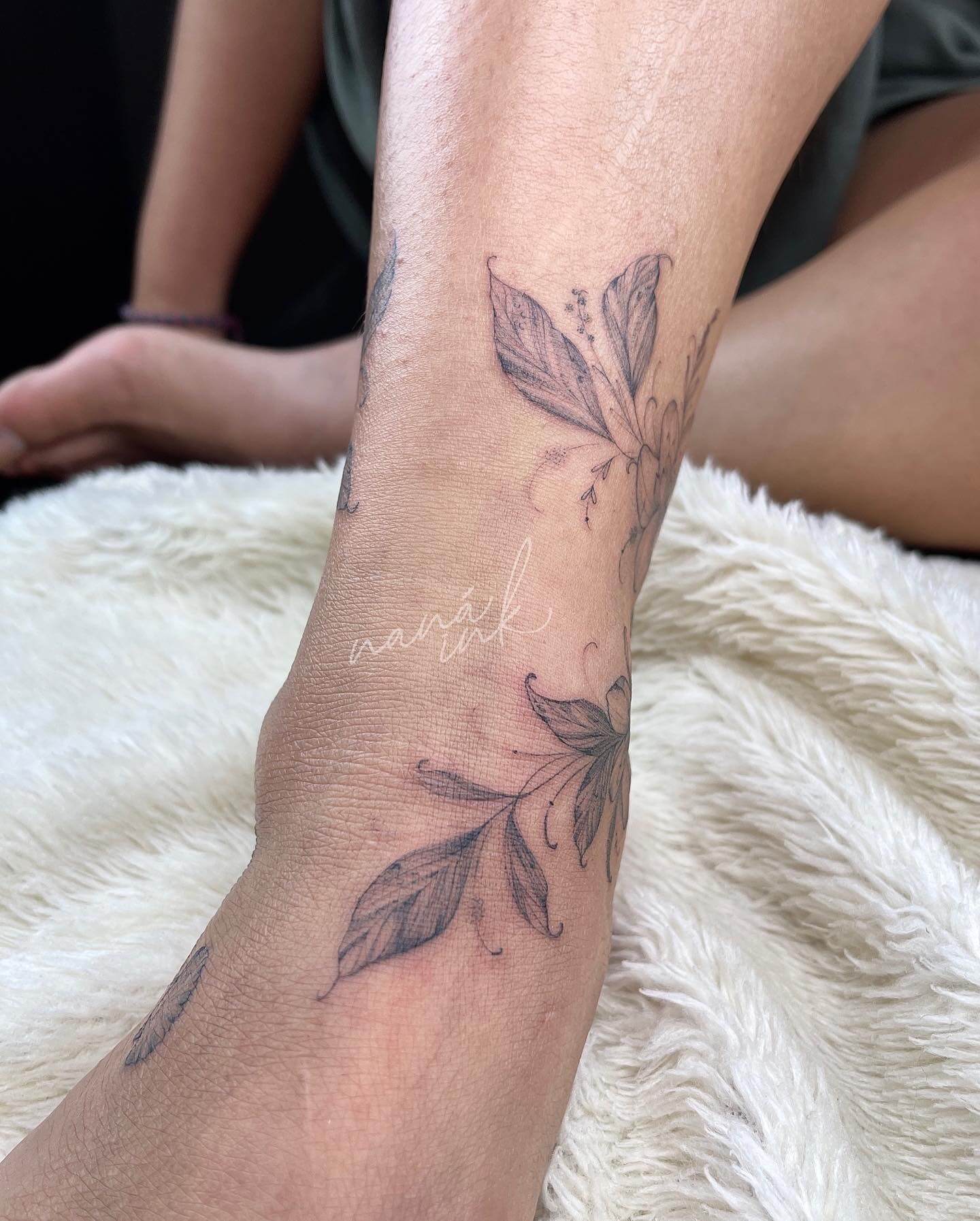 Tatuagem Floral e Mar no pé