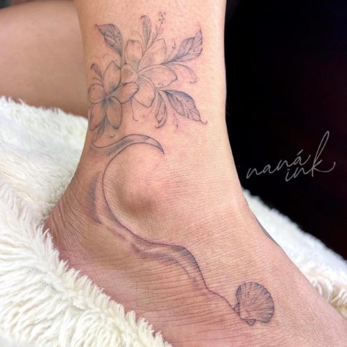 Tatuagem Floral e Mar no pé