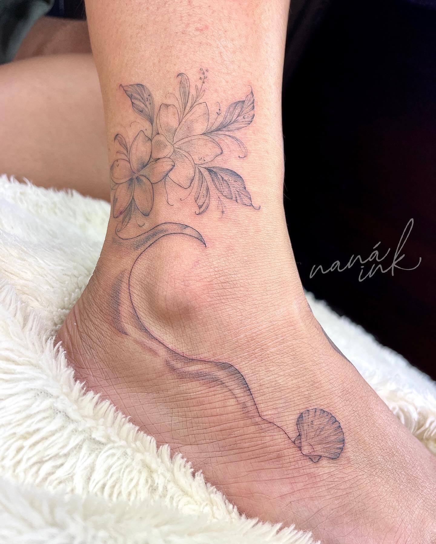 Tatuagem Floral e Mar no pé