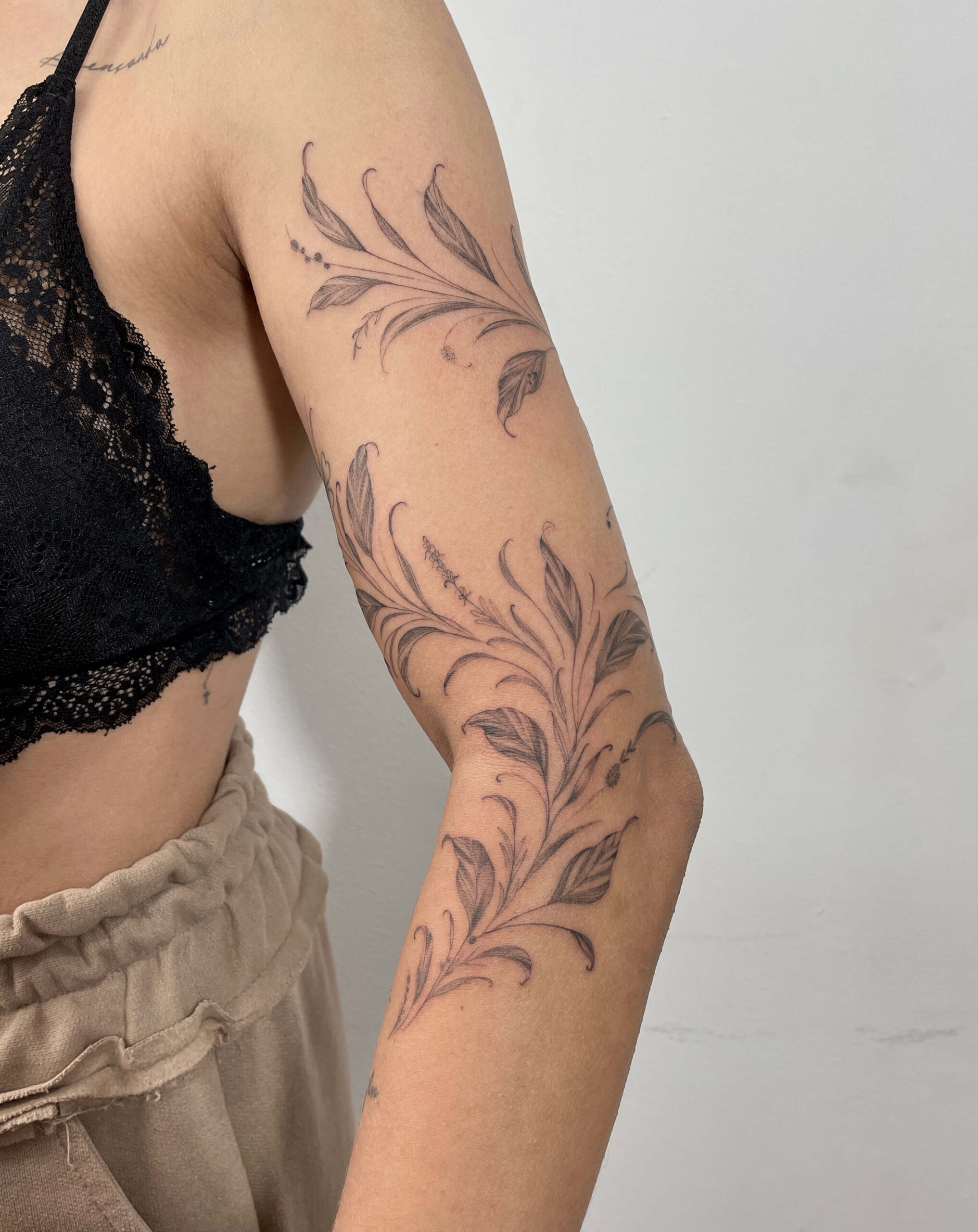 Tatuagem Ramo de Folhas no braço